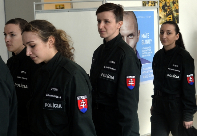 Mladé policajtky zo Strednej odbornej školy Policajného zboru Pezinok, obrázok: Vladimír Benko, MV SR